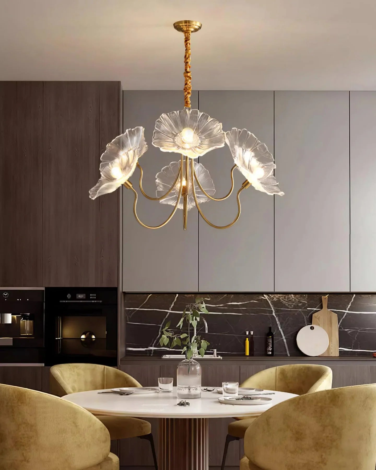 Light Pendants: Elegance Suspended from Your Ceiling