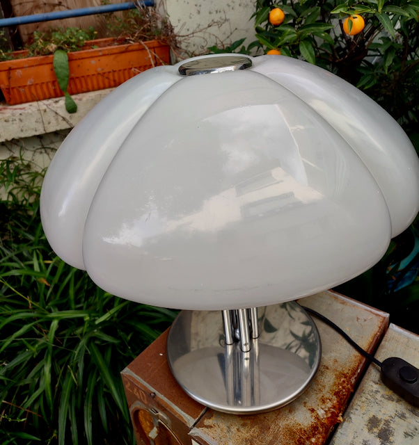 White Petal Table Lamp
