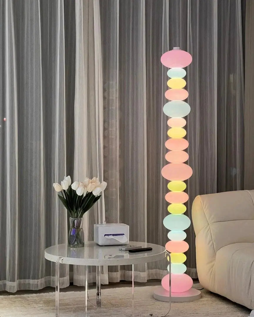 This emphasizes the lamp’s delicate round glass and colorful design, highlighting its beauty and artistic line work.