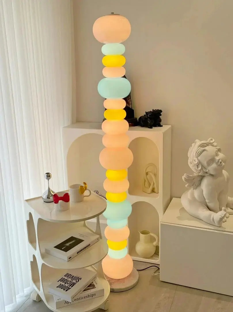 This emphasizes the lamp’s delicate round glass and colorful design, highlighting its beauty and artistic line work.