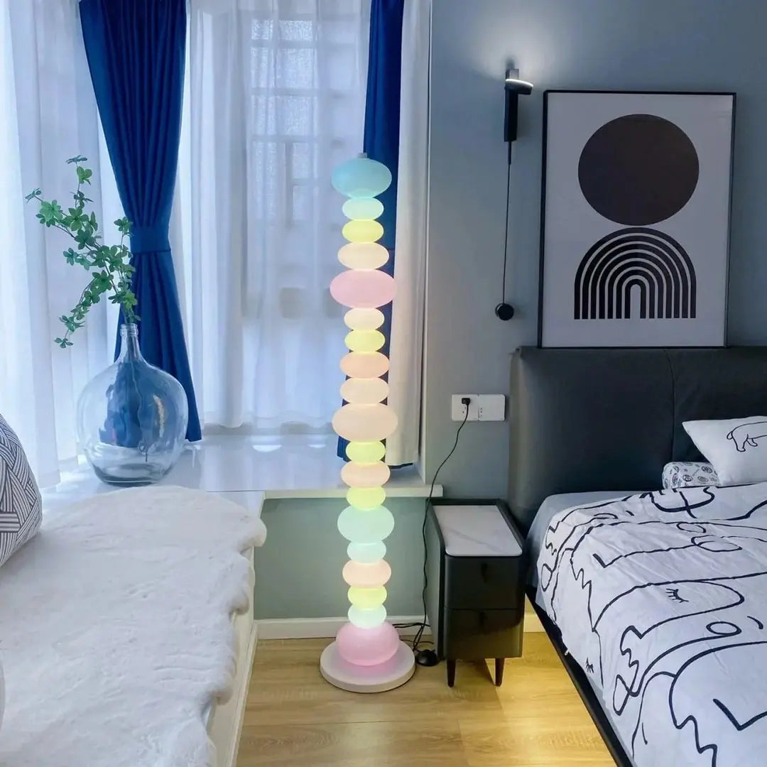 This emphasizes the lamp’s delicate round glass and colorful design, highlighting its beauty and artistic line work.