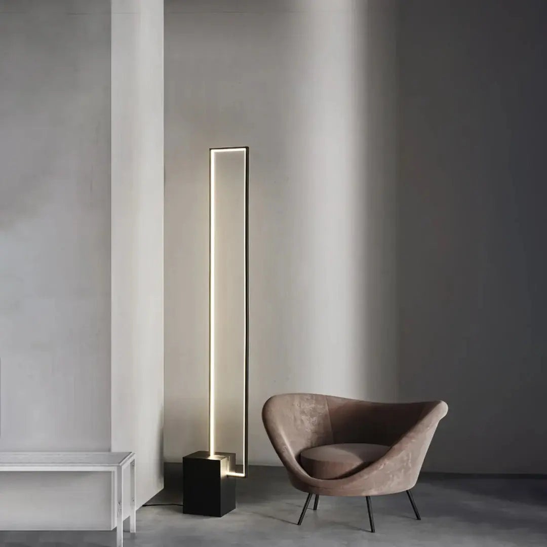 This highlights the lamp’s clean, modern aesthetic and versatile functionality, emphasizing its minimalist appeal.