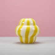 Vase en verre à rayures jaunes