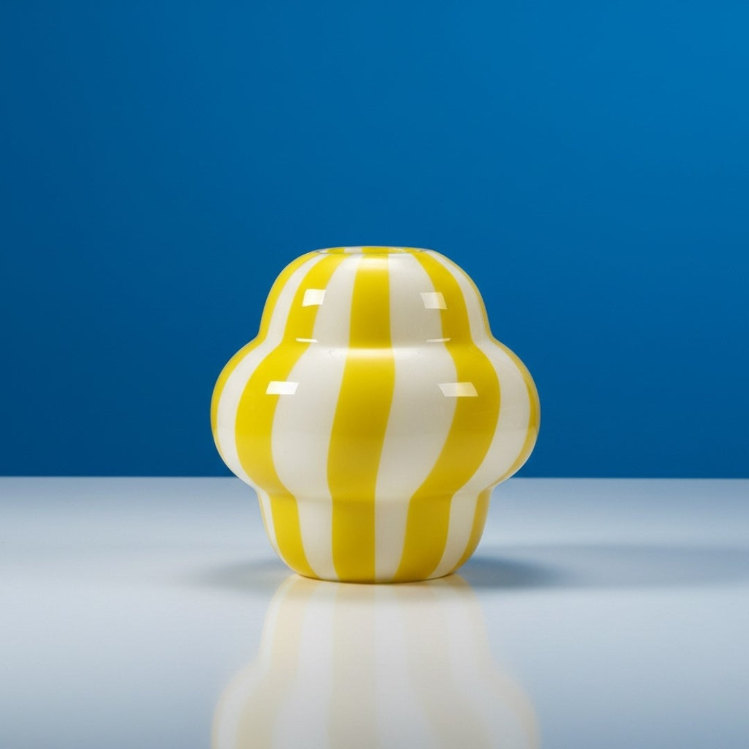 Vase en verre à rayures jaunes